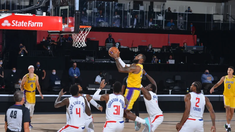 صحنه‌های دیدنی بسکتبال NBA در بازی دیشب 