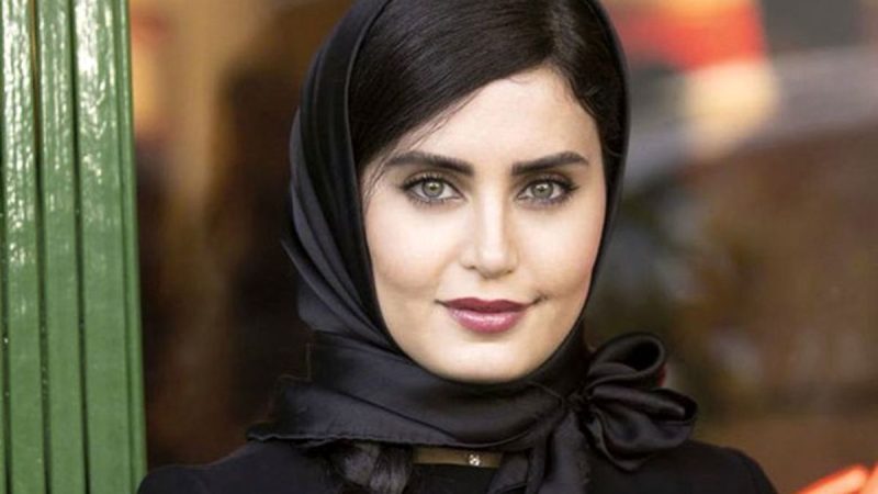 تیپ متفاوت و کمتر دیده شده از الناز شاکردوست در یک کافه 