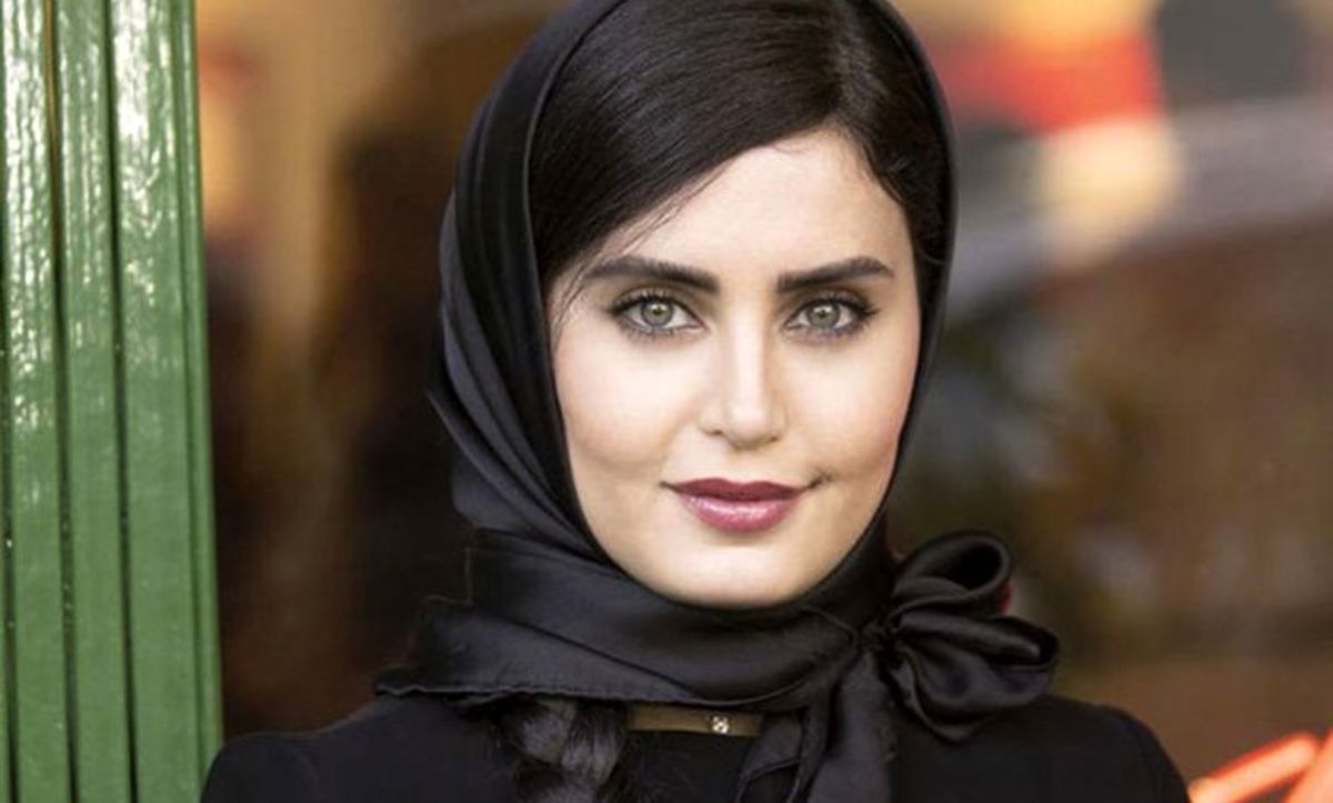 تیپ متفاوت و کمتر دیده شده از الناز شاکردوست در یک کافه