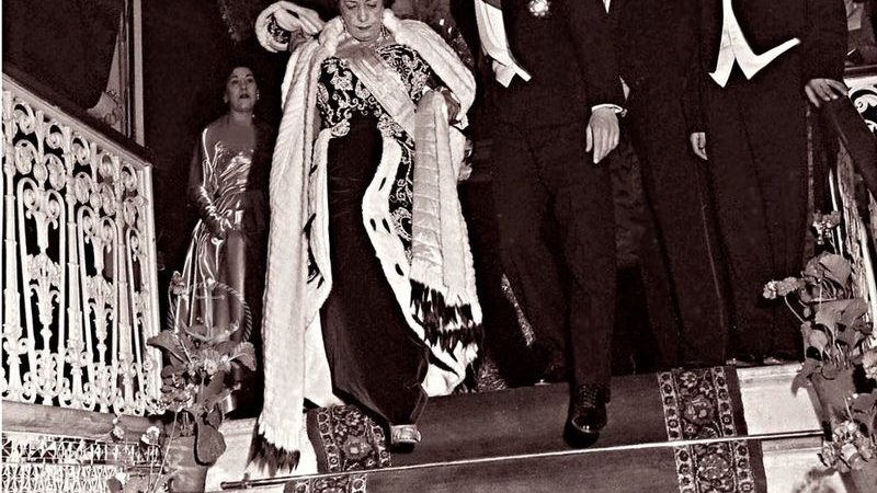 عکس؛ سفر در زمان؛ «تاج‌الملوک، همسر دوم رضاخان در دوران پیری»؛ اواخر دهه 30