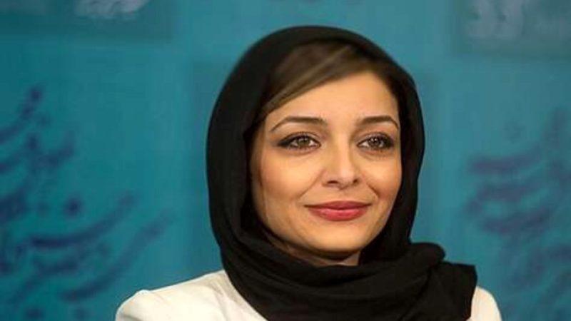نگاهی به دکوراسیون لوکس خانه ساره بیات / از گلدان زیبای گل های آفتاب‌گردان تا قاب های خاص و منحصر بفرد 