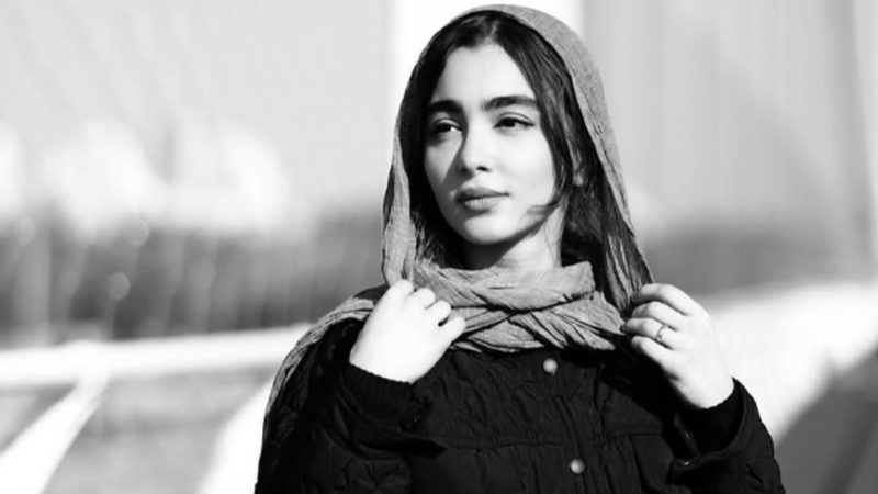 سنا حسینی بازیگر پایتخت در یک کافه عکسش لو رفت 