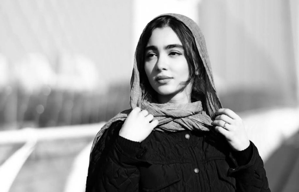 سنا حسینی بازیگر پایتخت در یک کافه عکسش لو رفت