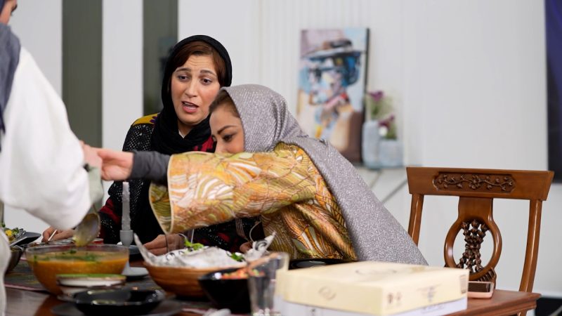 پیدا شدن چندش مو در غذا وسط برنامه شام ایرانی!+ فیلم 
