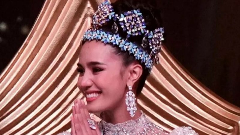 تاج دختر شایسته جهان بر سر نماینده تایلند نشست؛ نماینده انگلیس اعتراض کرد