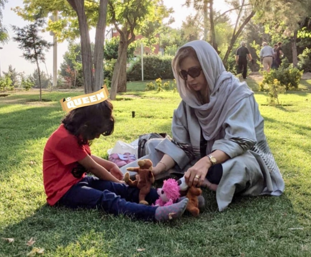 شبنم قلی خانی با دخترش