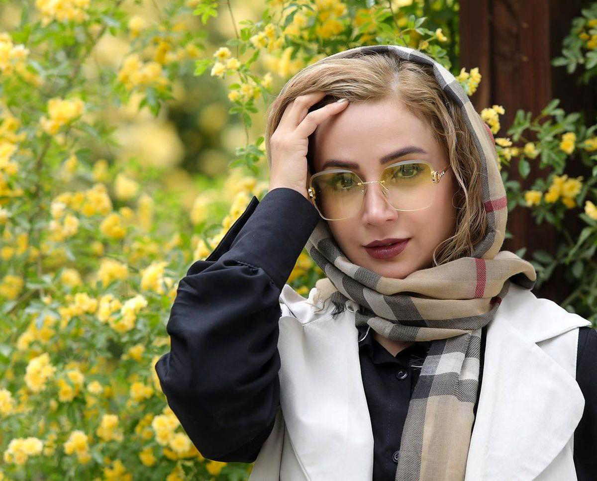 شبنم قلی خانی با عینک