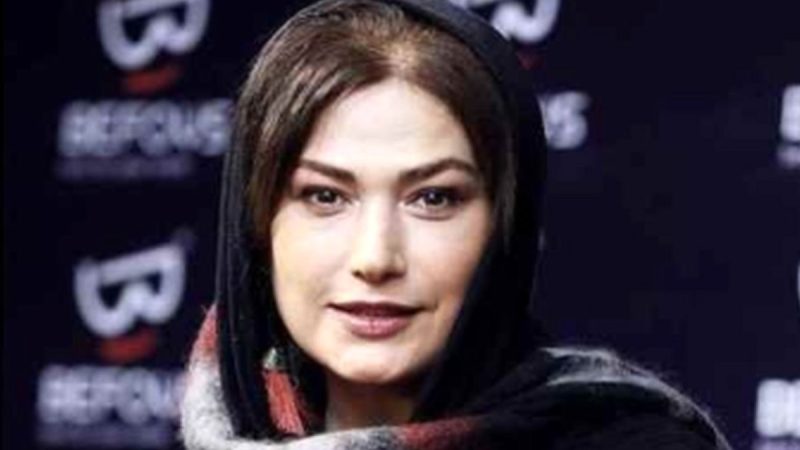بررسی استایل و لباس‌های لادن مستوفی؛ علاقه به ساده‌پوشی و رنگ‌های شاد 