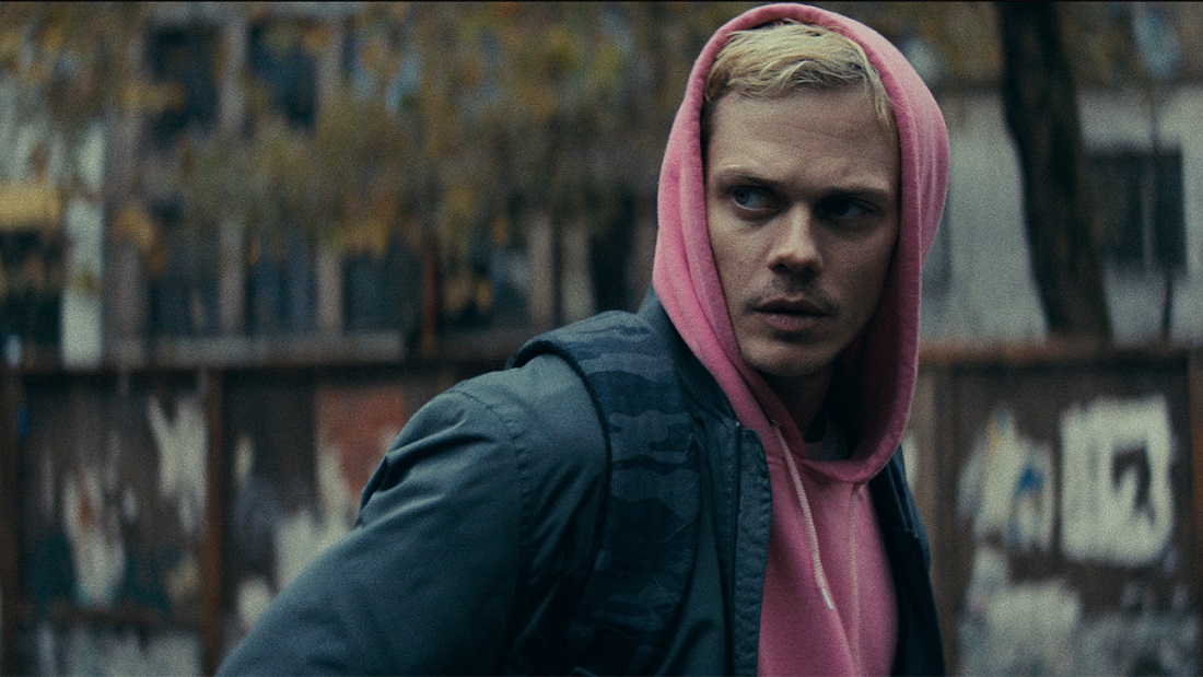 locked7 bill skarsgard in the avenues horrorthriller photo courtesy of the avenu h 2025 نقد و بررسی فیلم Locked | محبوس در بیمحتوایی - گیمفا