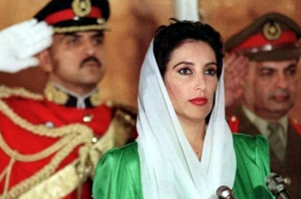 عکس؛ سفر به تاریخ؛ تیپ متفاوت «بی‌نظیر بوتو» در دیدار با رهبر انقلاب؛ سال ۱۳۷۲
