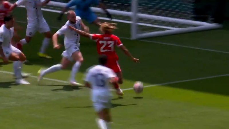 گل دوم بایرن مونیخ به اوکلندسیتی (ساشا بویی)