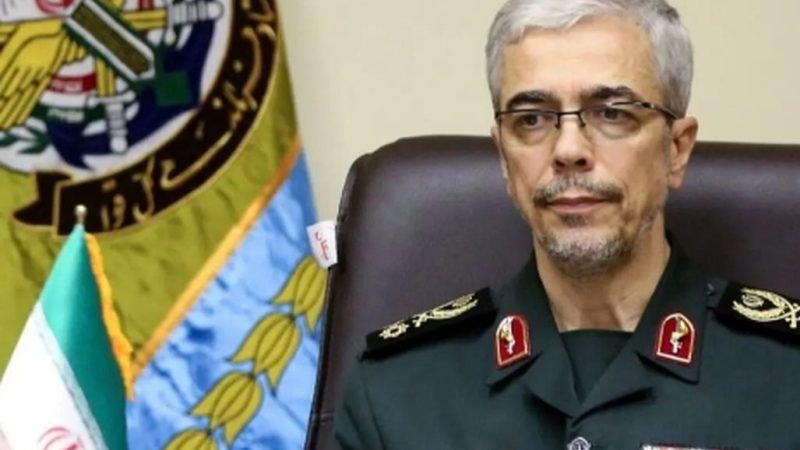 عکس؛ سفر در زمان؛ «سرلشکر باقری در حال پیاده شدن از هلیکوپتر»؛ دهه ۹۰ 