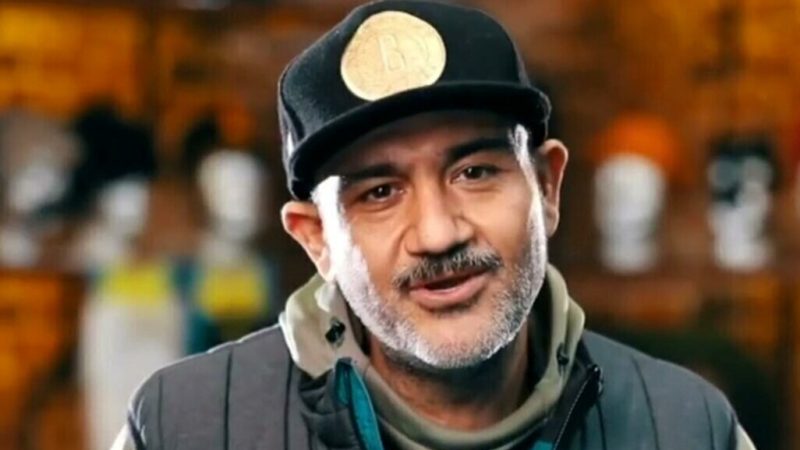 نگاهی به آشپزخانه ایرانی پسند خانه مهران غفوریان؛ از لوازم خانگی برند و چیدمان خاص تا رنگ کابینت‌ها و لوستر شیک/ سلیقه بیسته بیست+ عکس