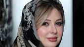 تصویری پریشان از نیوشا ضیغمی و دخترش در کنار سنگ قبر پدرش