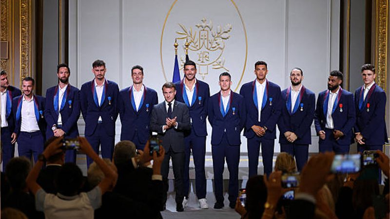 مدال افتخار برای قهرمانان المپیک؛ تقدیر رئیس‌جمهور فرانسه از تیم ملی والیبال در کاخ الیزه