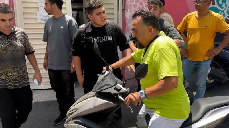 قلیچ در میان هواداران معترض استقلال