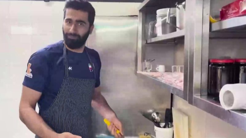 ویدیویی از آشپزی ستاره تیم ملی والیبال برای هم تیمی ها در بلگراد 