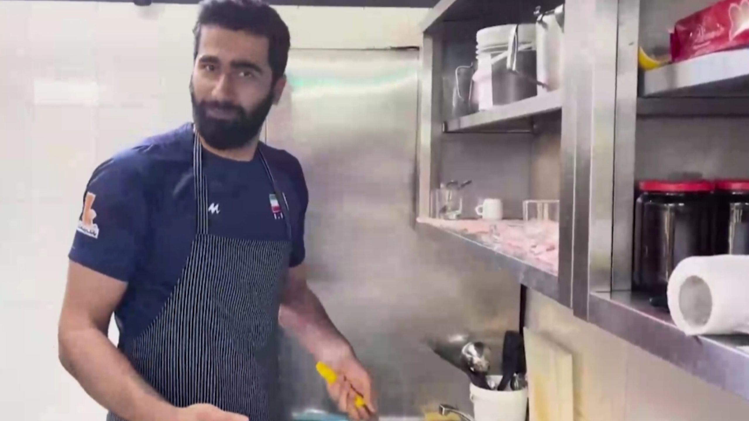 ویدیویی از آشپزی ستاره تیم ملی والیبال برای هم تیمی ها در بلگراد