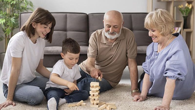 ۱۰ بازی دورهمی جذاب برای سرگرمی جمع های خانوادگی و مهمانی های دوستانه 
