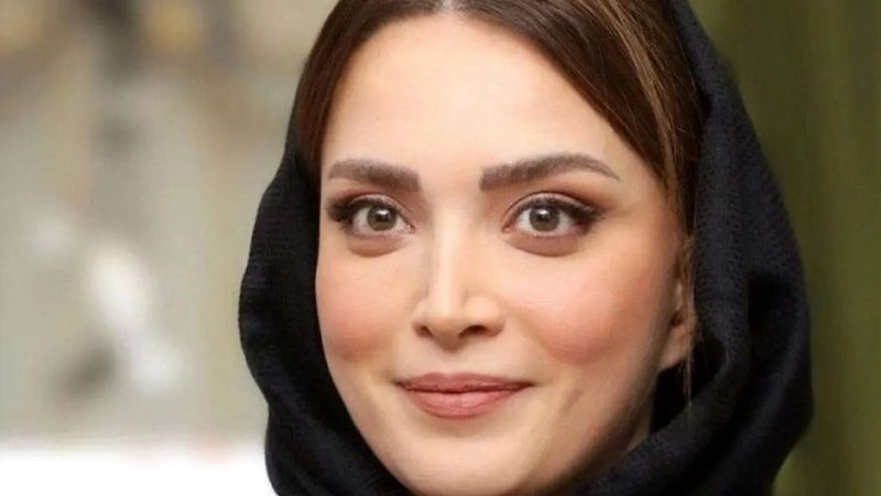 عکس/ تصویری خاص از بهنوش طباطبایی با ساعت دیواری چوبی فانتزی و عروسکی اش 