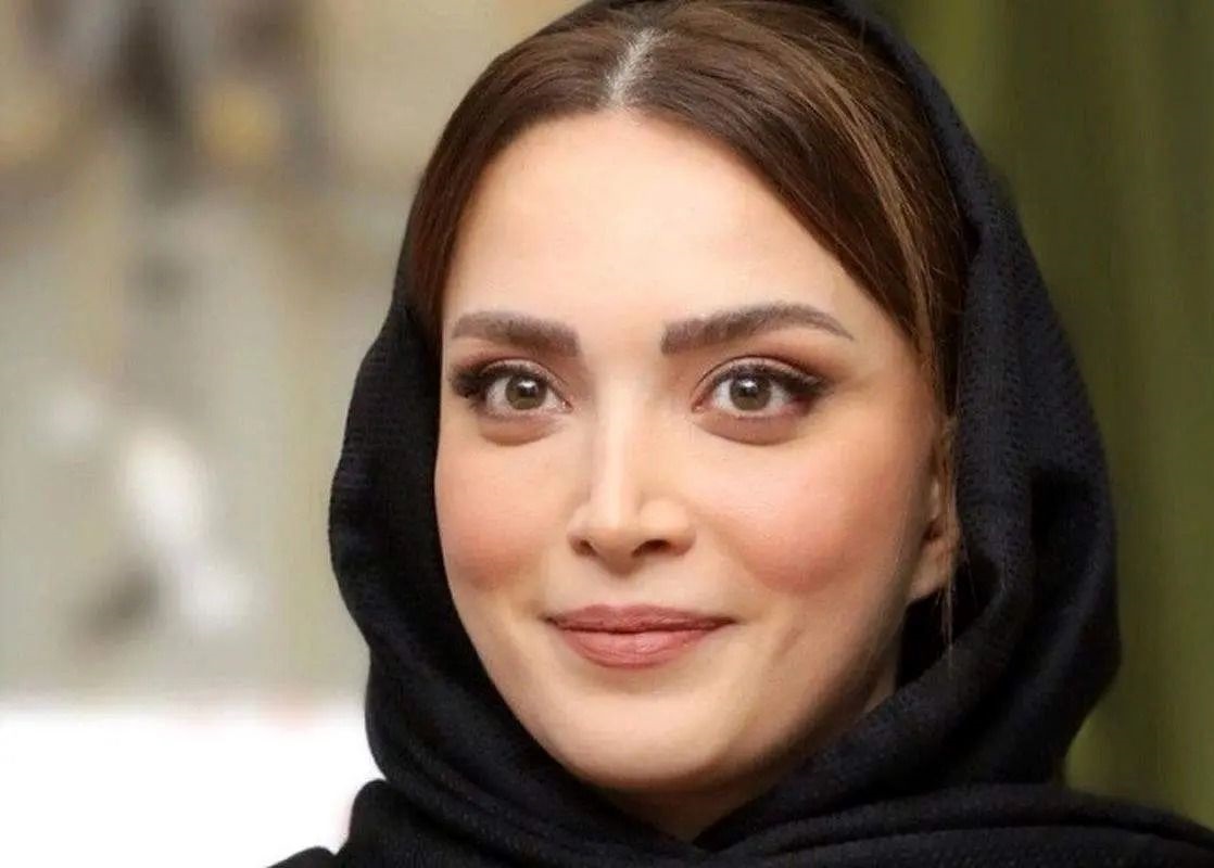 عکس/ تصویری خاص از بهنوش طباطبایی با ساعت دیواری چوبی فانتزی و عروسکی اش