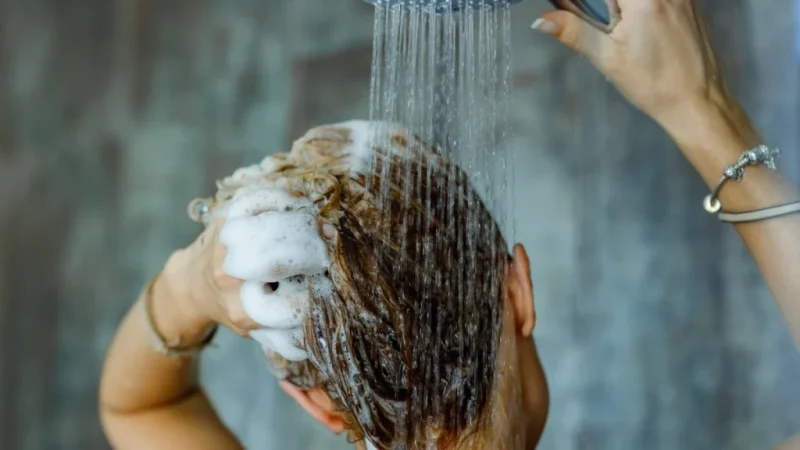 راز داشتن موی سالم در گرمای تابستان چیست؟/ هروز موهایمان را بشوریم یا هفتگی