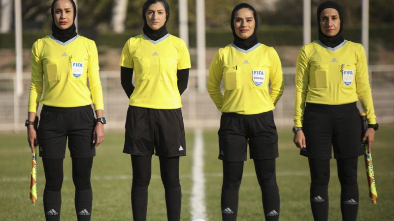 داوران زن ایرانی در لیگ قهرمانان آسیا فوتبال زنان سوت می‌زنند