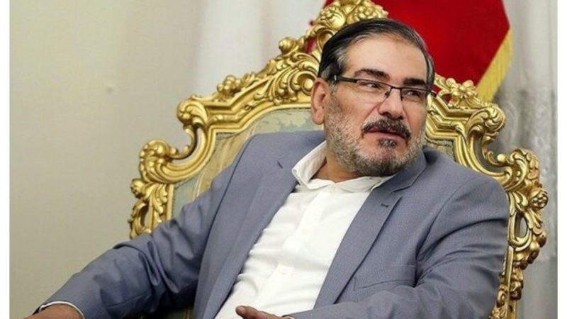 عکس؛ سفر به تاریخ؛ «دریابان شمخانی» در حال سخنرانی در جبهه در کنار یک تابلوی معنادار؛ دهۀ ۶۰ 