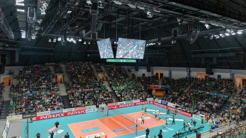 جو وحشتناک سالن اورانیا در بازی لهستان مقابل ایران