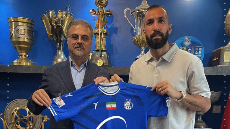 روزبه چشمی یک سال دیگر با استقلال تمدید کرد