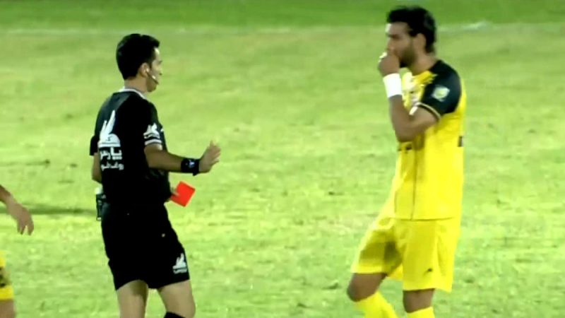 اخراج مجید علیاری مقابل ملوان و ده نفره شدن سپاهان 