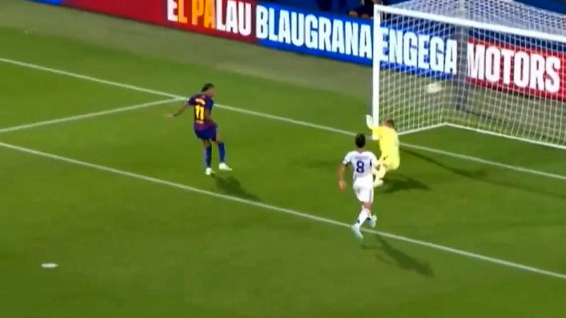 گل سوم بارسلونا به کومو (رافینیا)