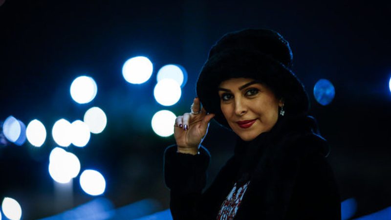 عکس؛ تیپ بازیگر مشهور ایران بر سر مزار ماه‌چهره خلیلی در لندن 