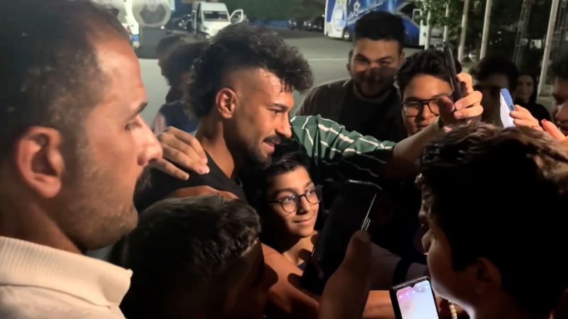 سلفی با رامین رضائیان و تشویق پرشور هواداران استقلال