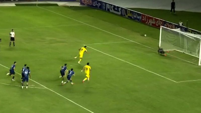 گل اول فجر به گل گهر با ضربه پنالتی شروین بزرگ