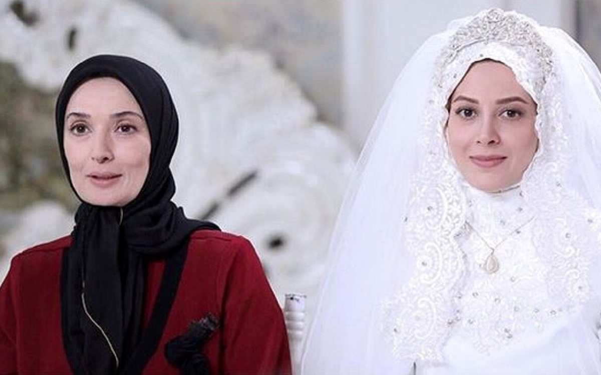 عکس ژست جنجالی اما عجیب خانم  بازیگر لیسانسه‌ها