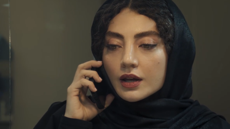 عکس/ پرتره‌ای زیبا و متفاوت از هلن نقی‌لو در حال آرایش کردن