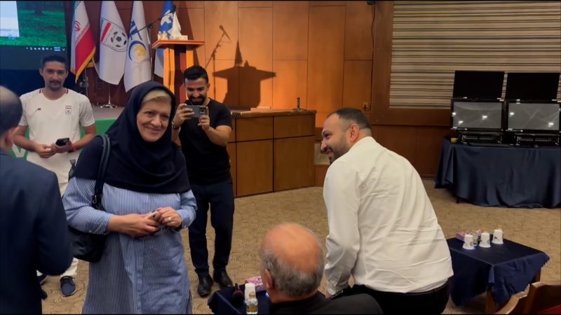 ورود مهدی تاج به سمینار دانش افزایی و خوش و بش با فریده شجاعی