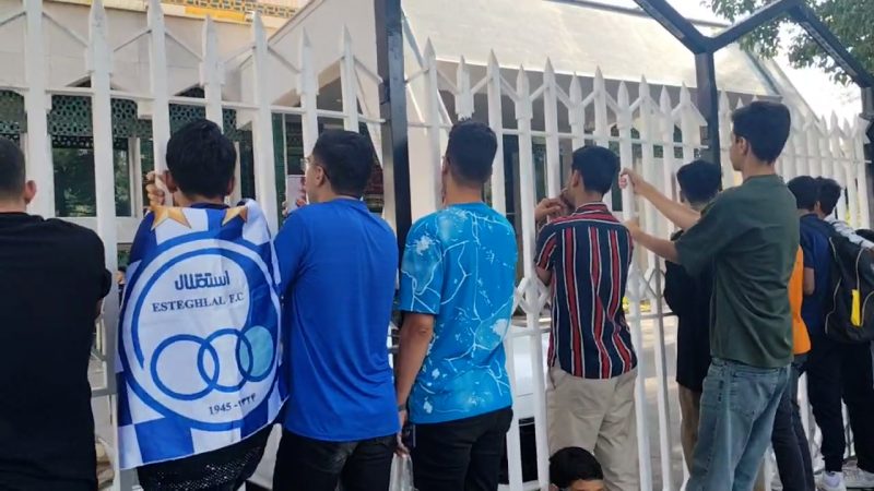 حال و هوای هواداران استقلال در مقابل هتل این تیم