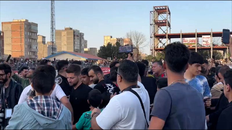 علی دایی در میان هجوم هواداران برای سلفی 
