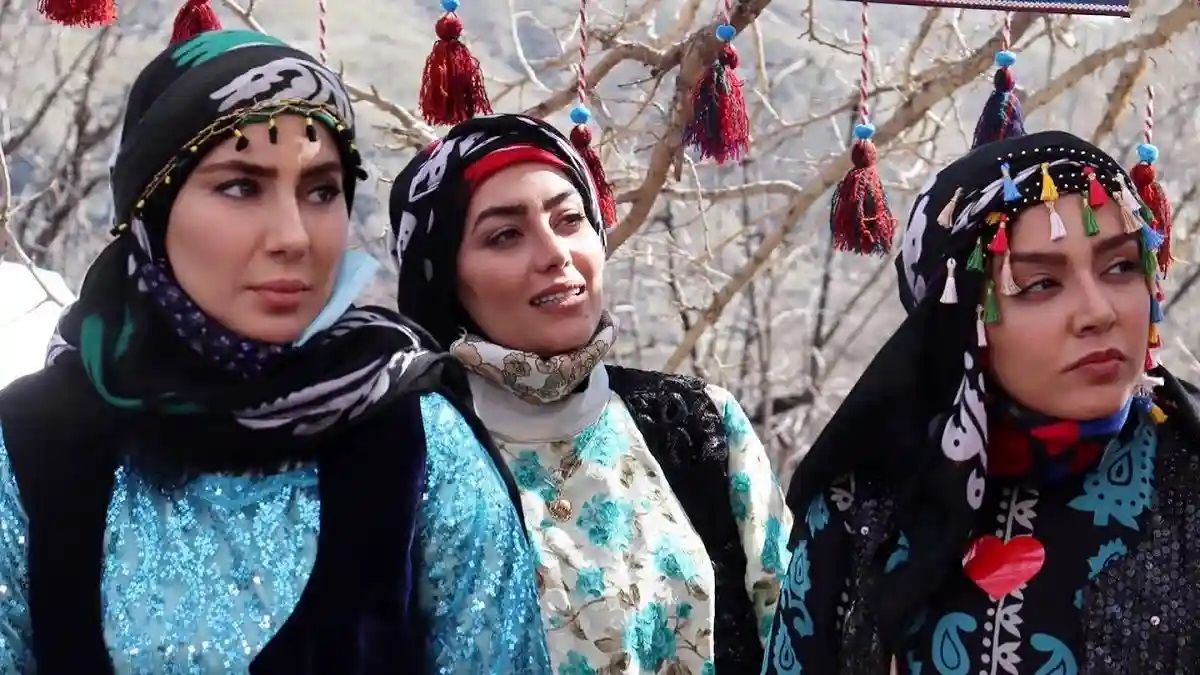 عکس| سفر در زمان؛ «مهیار، روژان، مرجان و شیلان» در پشت صحنه سریال نون خ؛ سال ۱۴۰۰