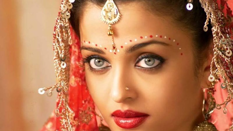 تصاویری خیره کننده از آیشواریا رای در افتتاحیه عروس و تعصب 