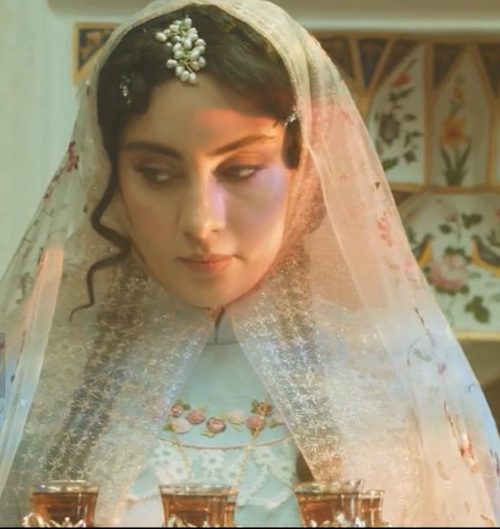 لباسها در بامداد خمار