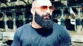 فیلم| ظاهر متفاوت و غافلگیرکننده حمید صفت در سریال «بامداد خمار» / آقای خواننده کلا عوض شده است
