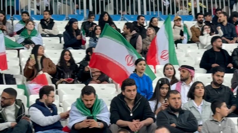 حضور پرشور تماشاگران ایرانی و روس در ورزشگاه 