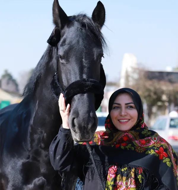 عکس المیرا شریفی مقدم و اسب