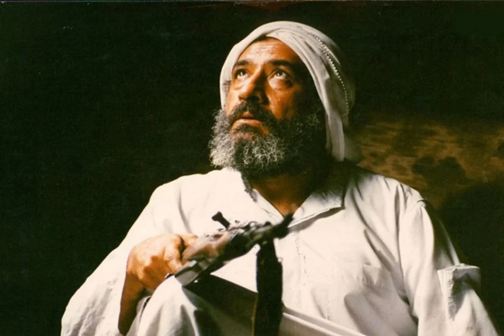 سکوت عجیب داریوش ارجمند و غیبت در مراسم تشییع ناصر تقوایی/ ناخدا خورشید کجاست؟