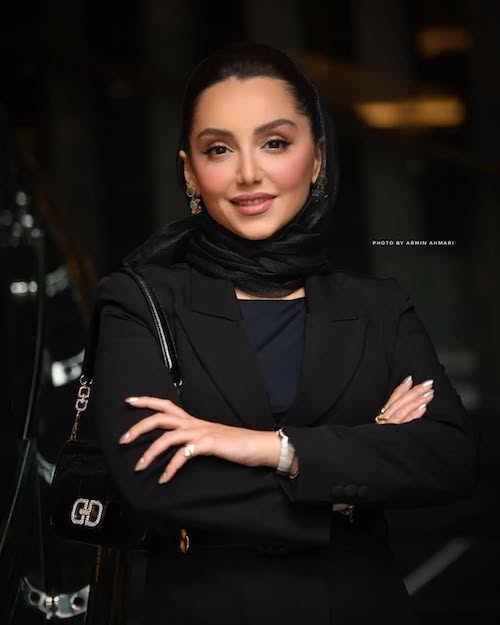 ساعت نازنین بیاتی