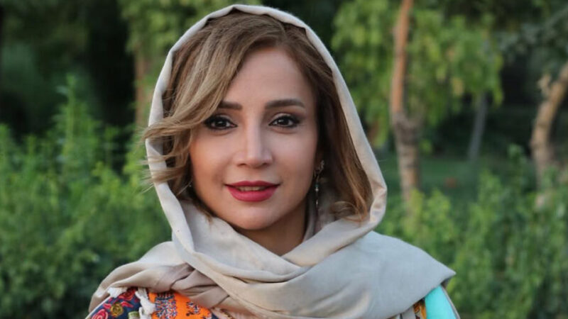 عکس| استایل‌های خاص اما راحت شبنم قلی‌خانی در لندن ؛ از شومیز گره‌ای تا شلوار طرح‌دار