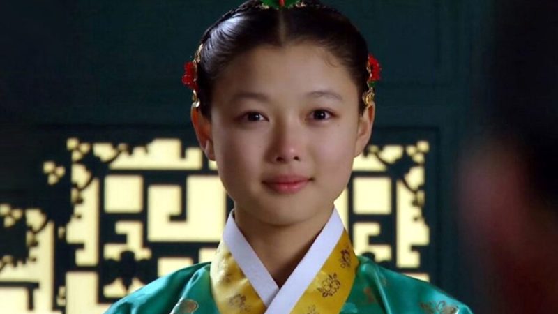 عکس| تصویری شوکه کننده از بازیگر کودکی دونگ‌یی/ خانم بازیگر حالا بزرگ شده و با کت و شلوار مخملی‌اش دلبری کرده است